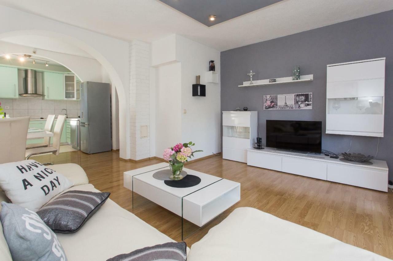 Apartmani Luis Каштела Екстер'єр фото